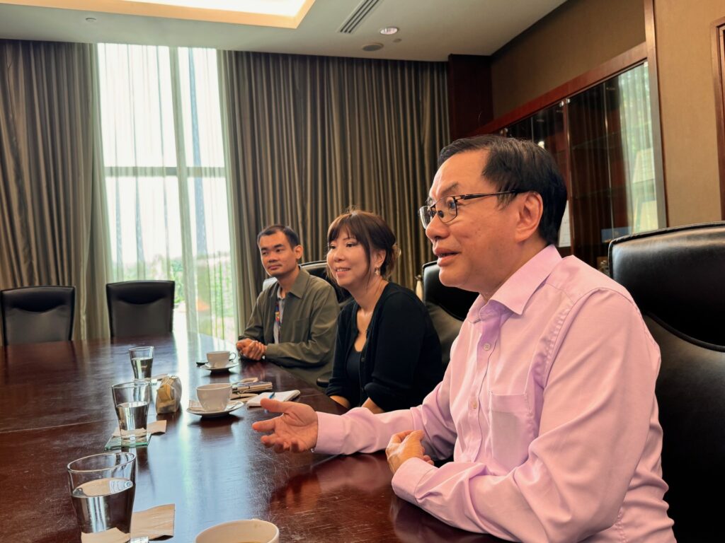 Prof Lawrence Loh (foreground), Director, CGS, opined the necessity of setting baselines and benchmarks in corporate sustainability and governance. Doing so points out the gaps and areas where companies and policymakers could direct more efforts.