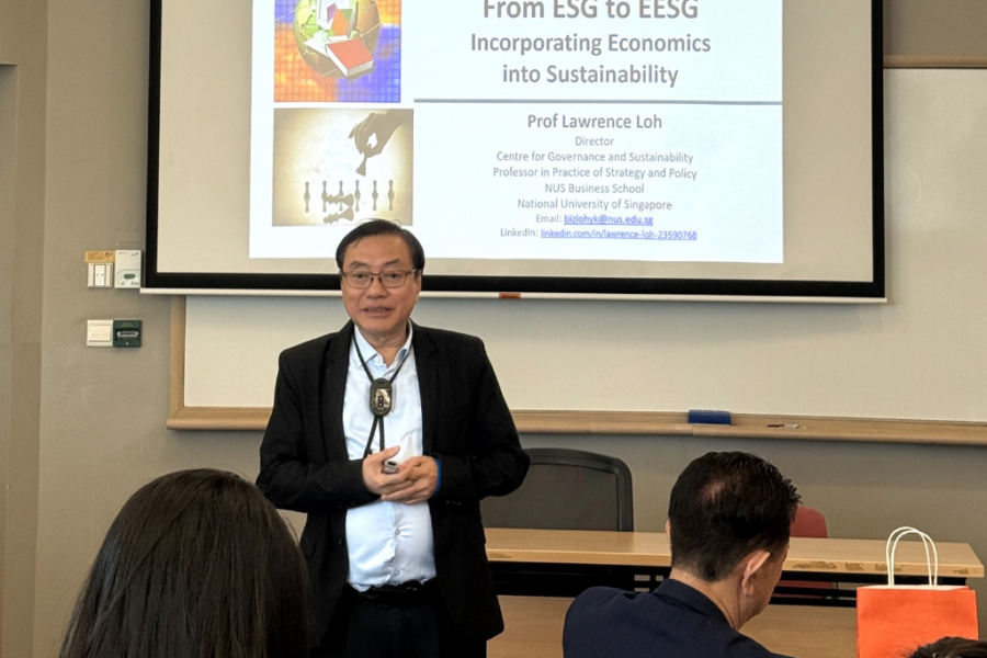 Prof Lawrence Loh giving a sustainability talk during NUS Business School's Homecoming 2025.